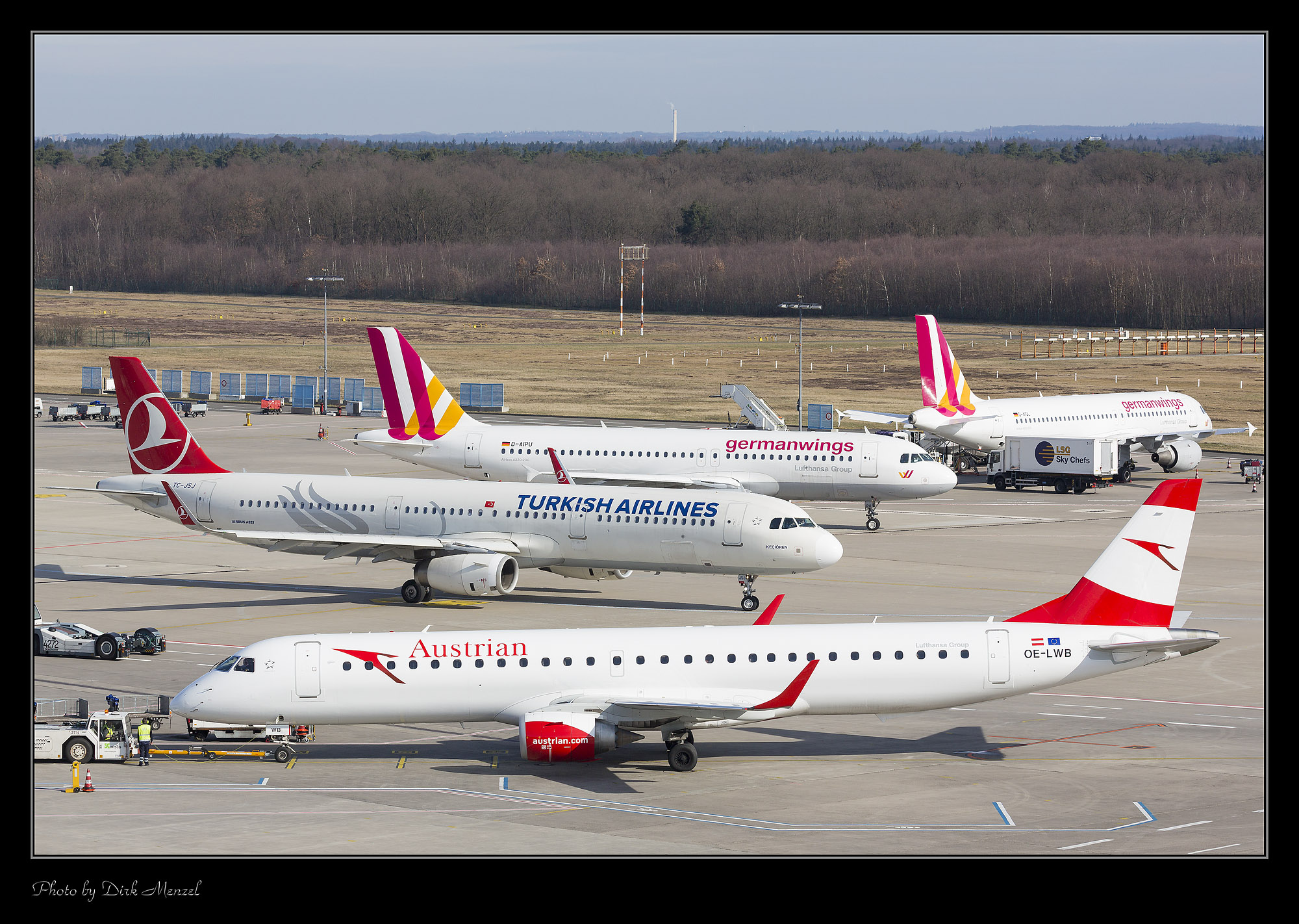 Embraer ERJ-195LR & Airbus A321-200 & Airbus A320-200